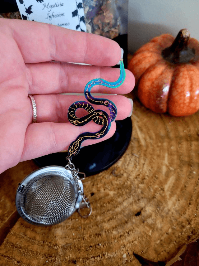 Lot infusion, sa tasse, sa boule à thé avec breloque serpent