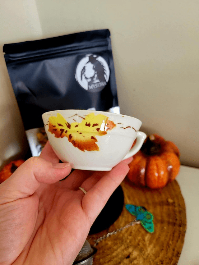 Lot infusion, sa tasse, sa boule à thé avec breloque papillon