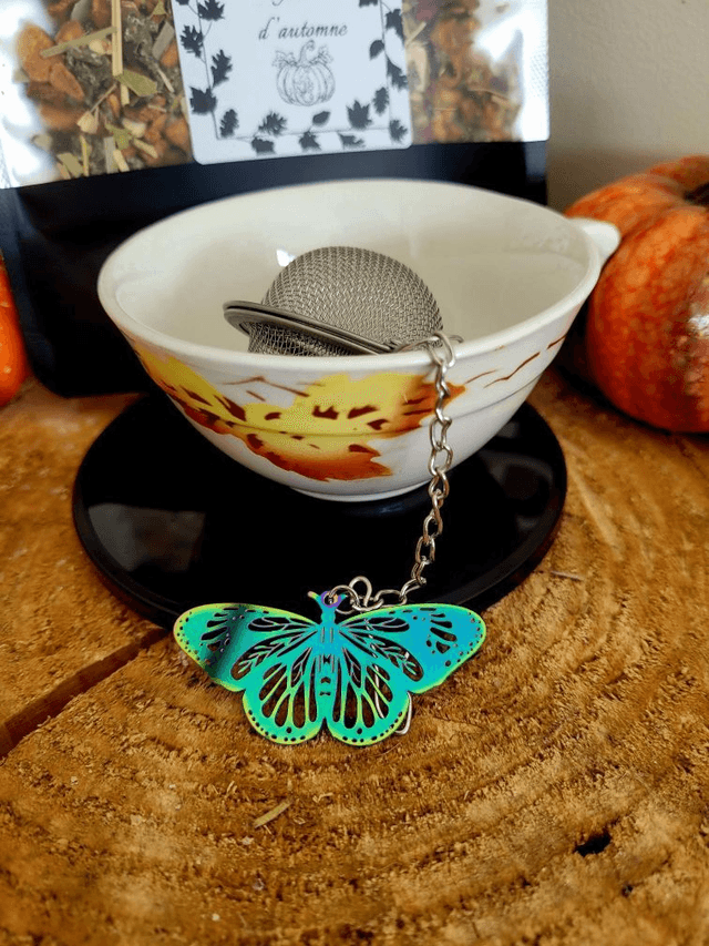 Lot infusion, sa tasse, sa boule à thé avec breloque papillon