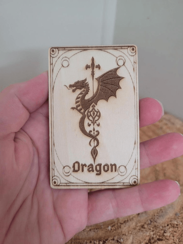 🐉 Carte Totem Gravée – Le Dragon
