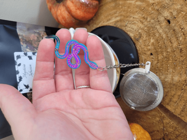 Lot infusion, sa tasse, sa boule à thé avec breloque serpent