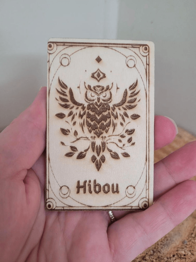 🕯️ Carte Totem Gravée – Le Hibou